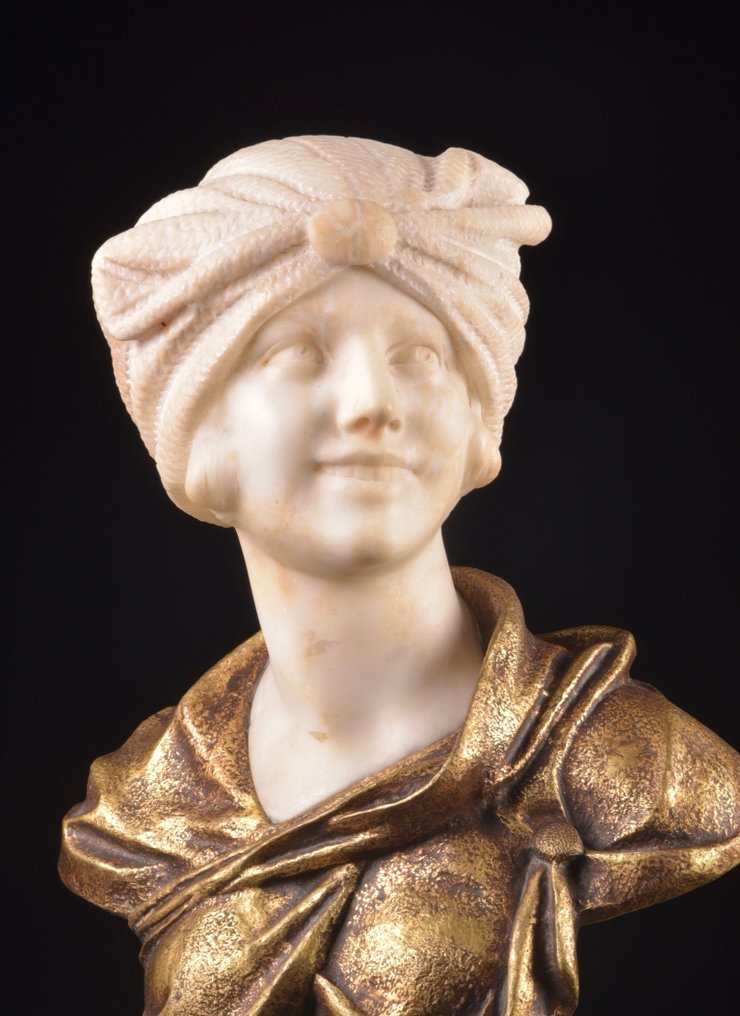 A. Trefoloni (19de/20ste eeuw) - Rintakuva, Grote buste van een jonge mooi dame met een glimlach - 50 cm - Pronssi, alabasteri, marmori #2.1