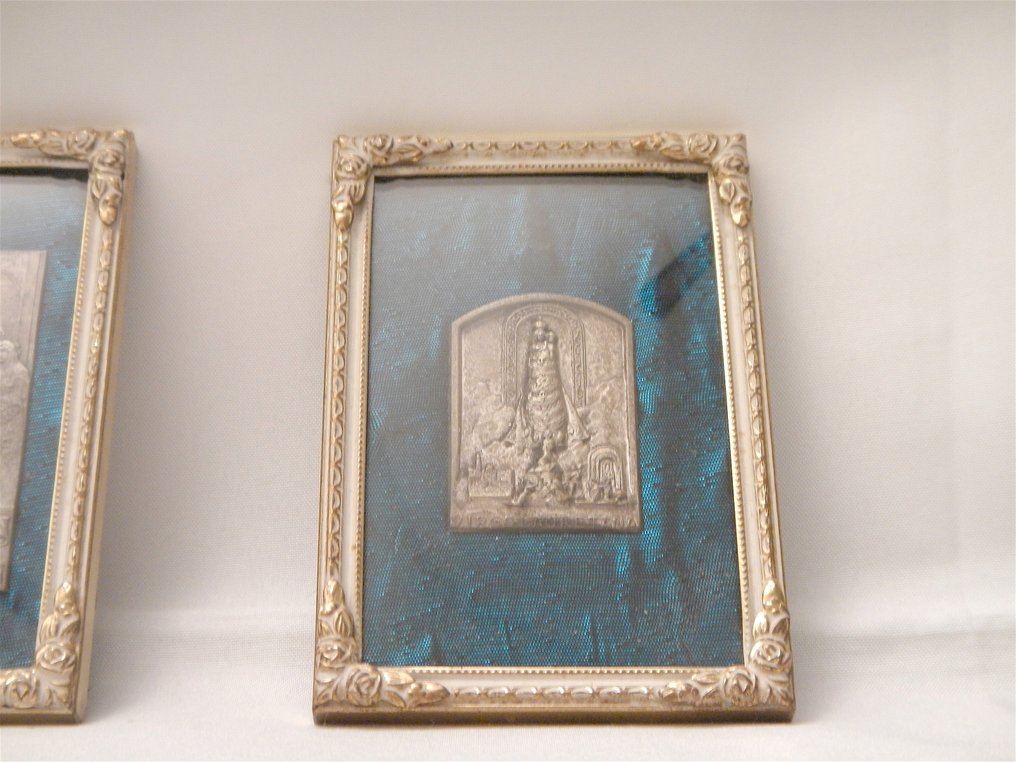 Icône dans un cadre, deux miniatures artistiques religieuses fabriquées au Danemark ML Rammen, deux (2) - Art déco - étain argent laiton tissu bois verre - 1930-1940 #3.2