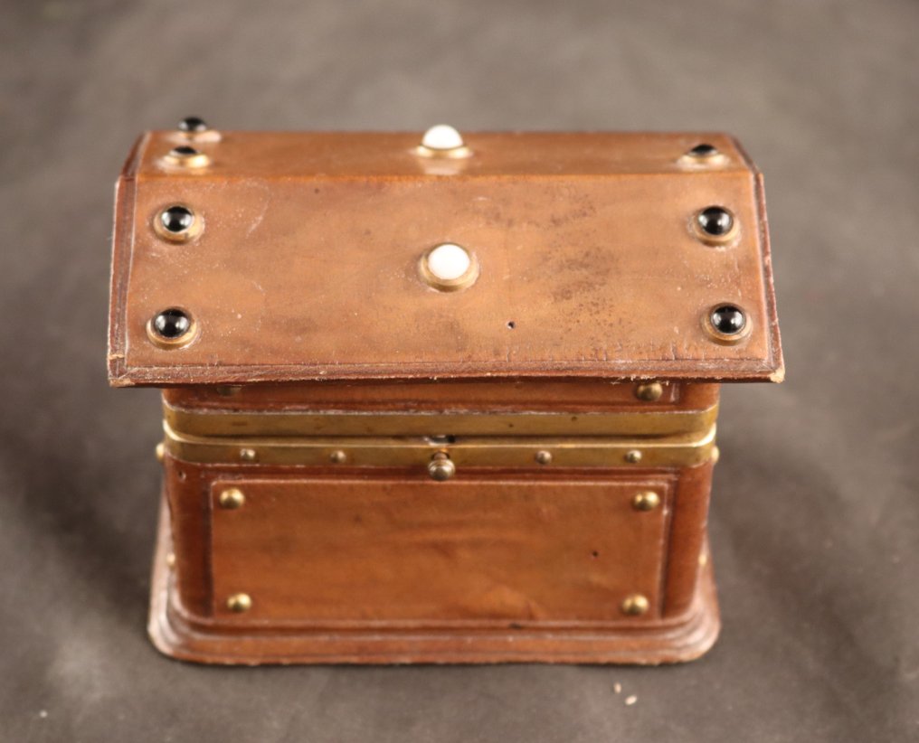 Kistje met naaigarnituur - Box - Bone, Leather, Metal, Wood #1.2