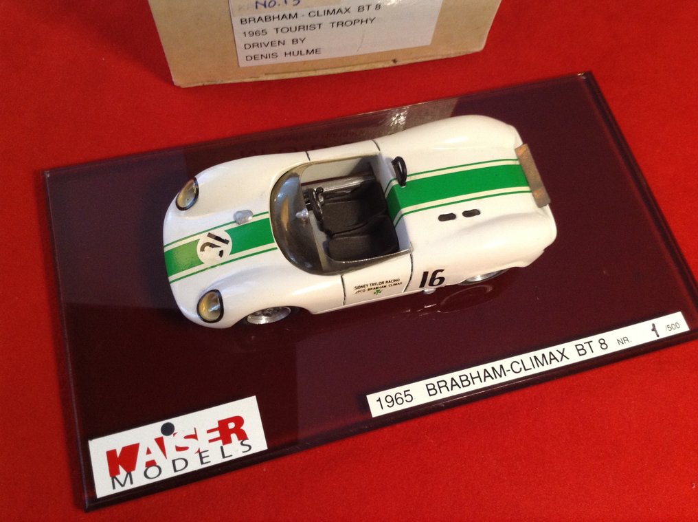Kaiser Models - made in Hungary 1:43 - Voiture de course miniature - ref. #KRL10 - Brabham BT8 Climax winner Tourist Trophy 1965 #16 Denny Hulme - édition limitée - numérotée n°1 sur 500 exemplaires (seulement 150 exemplaires ont été réellement #2.2