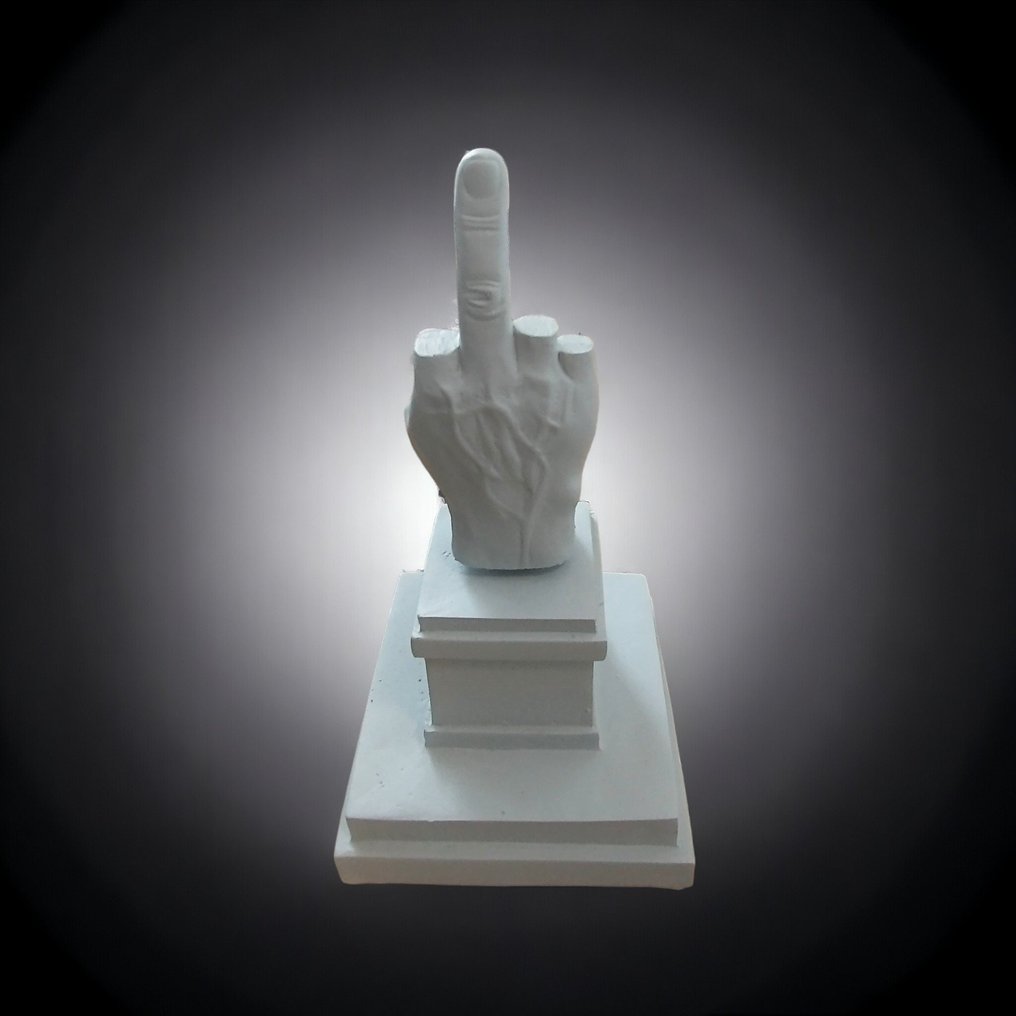 seletti - Maurizio Cattelan (1960) - 雕塑, L.O.V.E. - 26 cm - 树脂 - 2014 #1.1