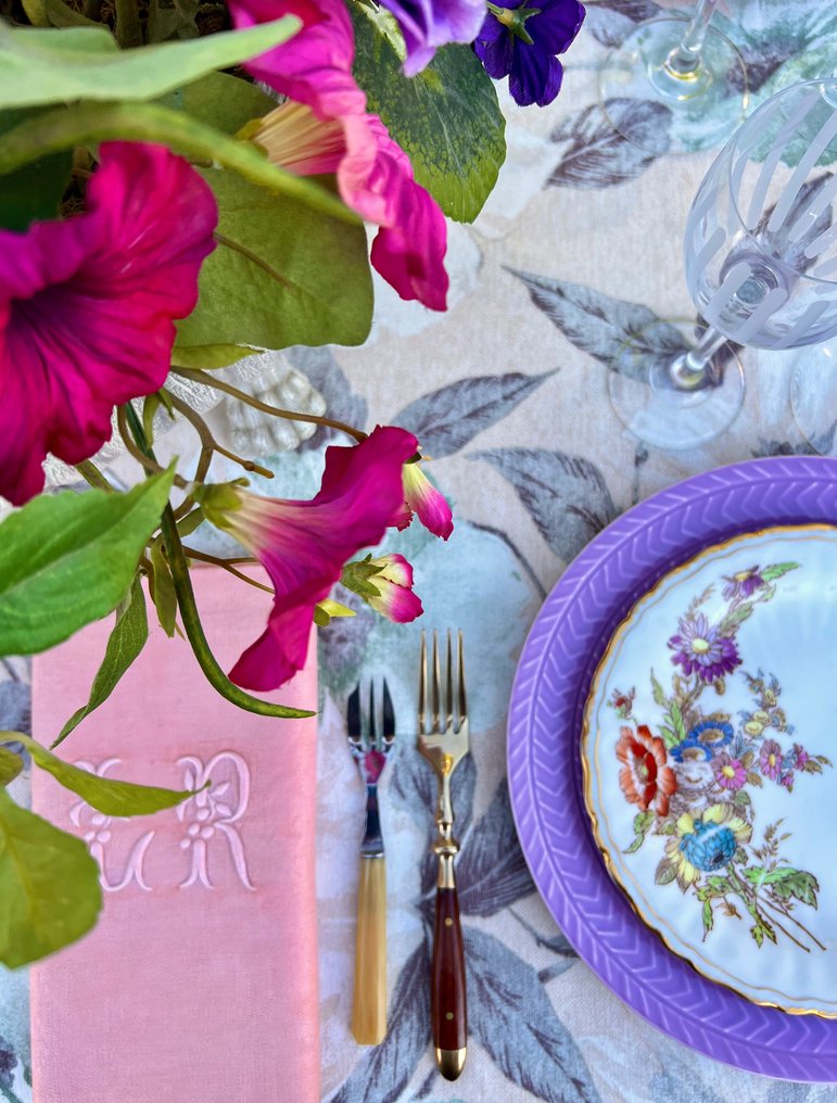Egzotikus virágokkal nyomott terítő lágy színekben, nagy asztalokhoz. 2,70 x 1,80 - Asztalterítő  - 270 cm - 180 cm #1.2