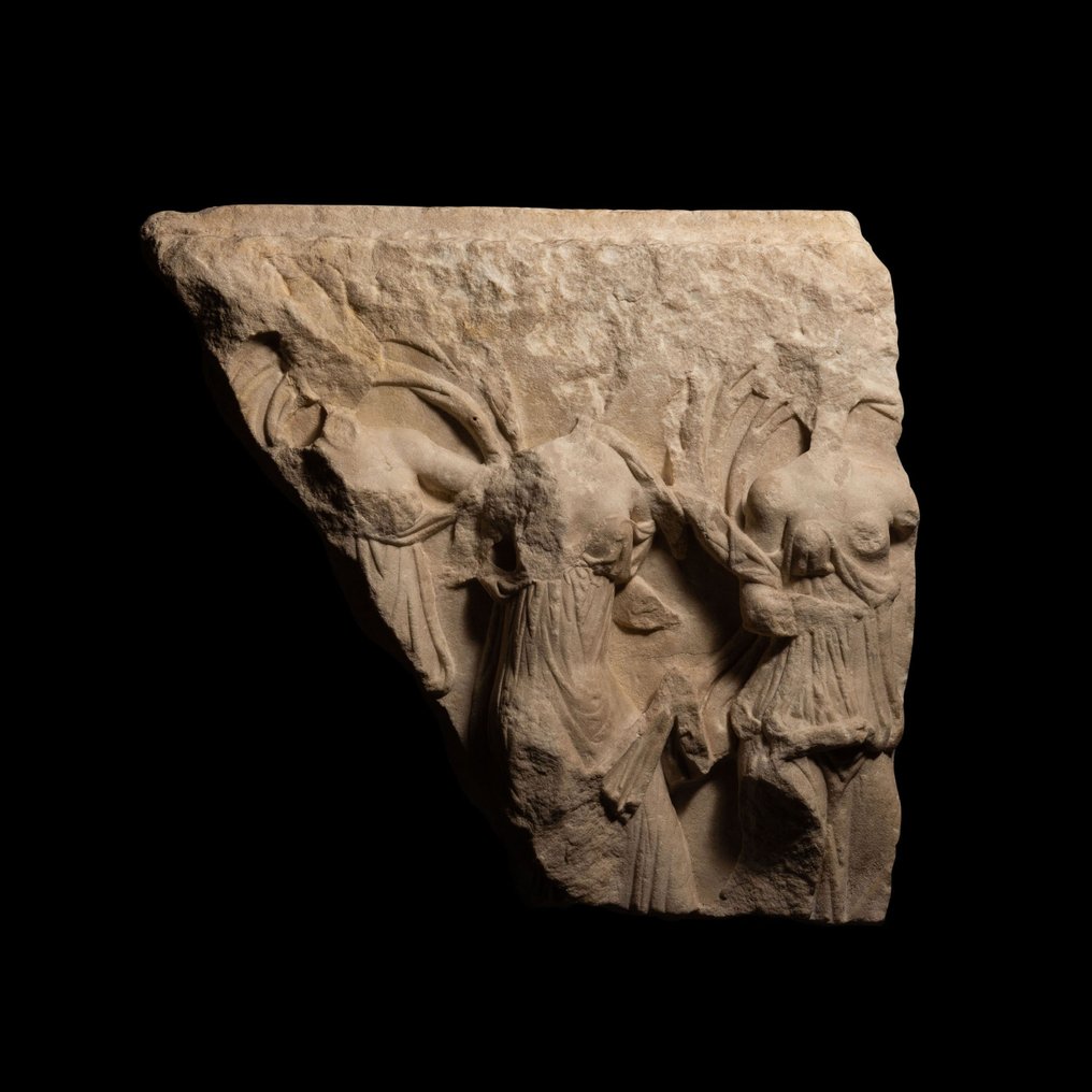 Romerska antiken Marmor Sarkofagfragment med kung Lycomedes döttrar. 1:a århundradet f.Kr.- 1:a århundradet e.Kr. 74 cm. #1.2