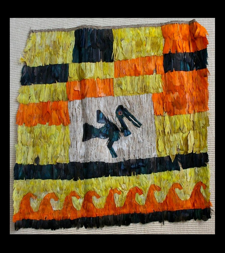 莫切-奇穆 棉质仪式斗篷黑鹈鹕神挂毯上的羽毛作品。拥有西班牙文化遗产 白色背景，下边缘有橙色波浪（黄色、橙色、黑色和白色羽毛） - 60×0.05×60 cm - (1) #1.1