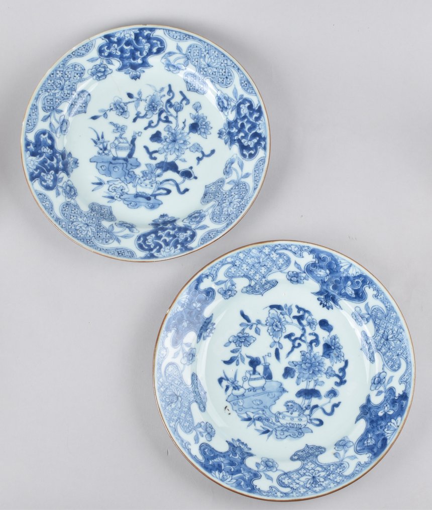 盤子 - A PAIR OF CHINESE BLUE AND WHITE PLATES DECORATED WITH ANTIQUES, FLOWERS AND RUYI - 瓷器 #1.1