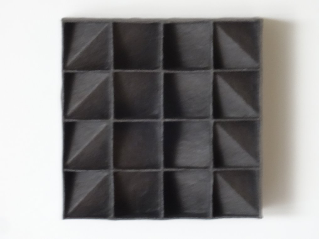 Hans Meeuwsen - 2024 49   zwart minimalistisch wandrelief #1.1