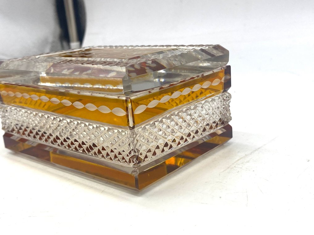 Jewellery box - Finely crafted glass jewelery box / casket with gold-coloured decoration (weight 1,033 #3.1