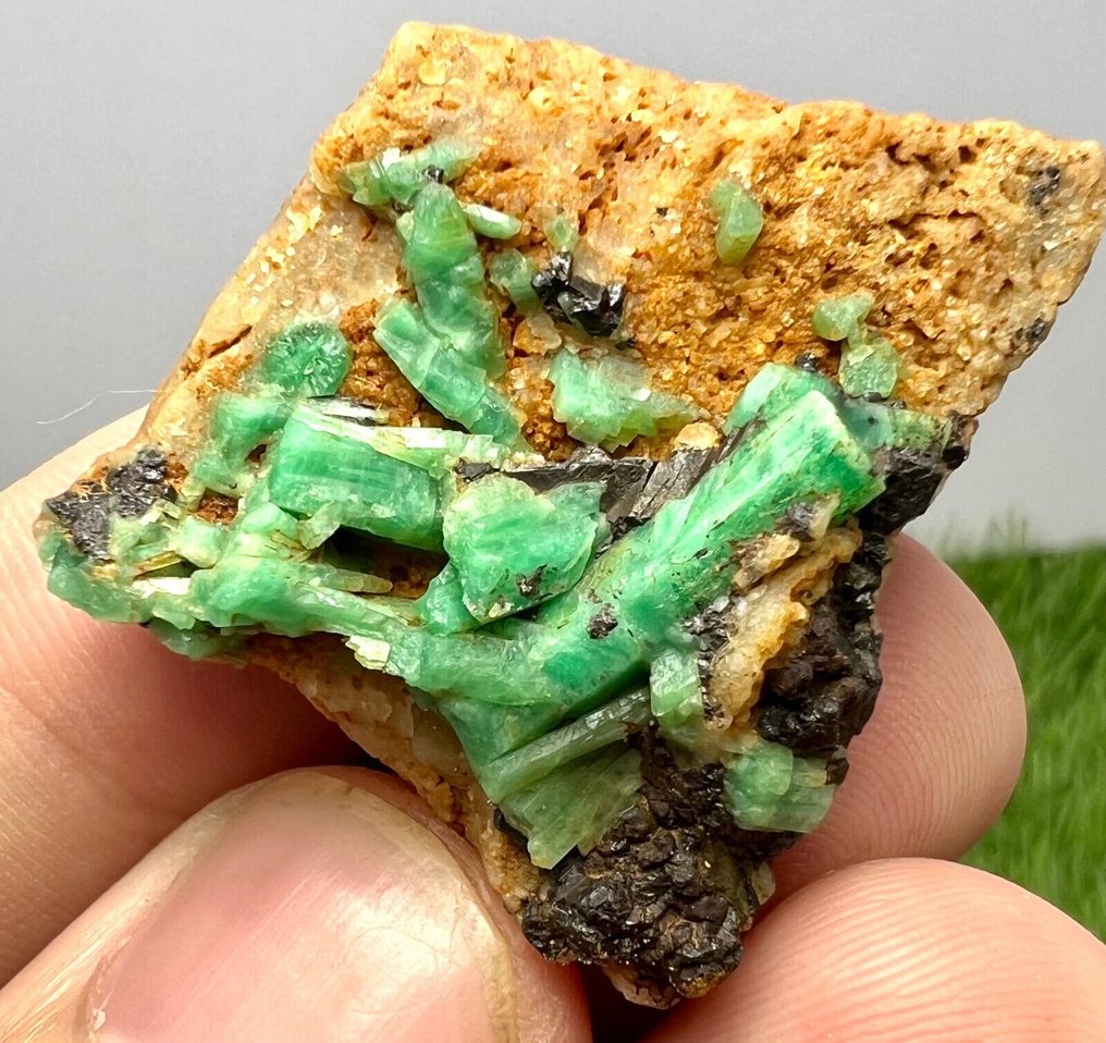Fullt termanisert toppgrønn Panjsher smaragdkrystall på matrise Prøve- 9 g - (1) #1.1