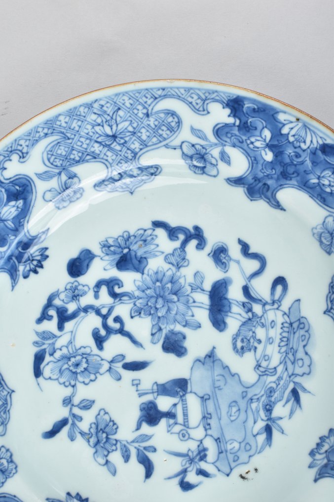 Bord - A PAIR OF CHINESE BLUE AND WHITE PLATES DECORATED WITH ANTIQUES, FLOWERS AND RUYI - Porselein #3.1