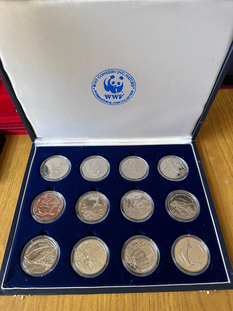 Mondo. Cofanetto "WWF International Coin Collection" (12 monete) #1.1