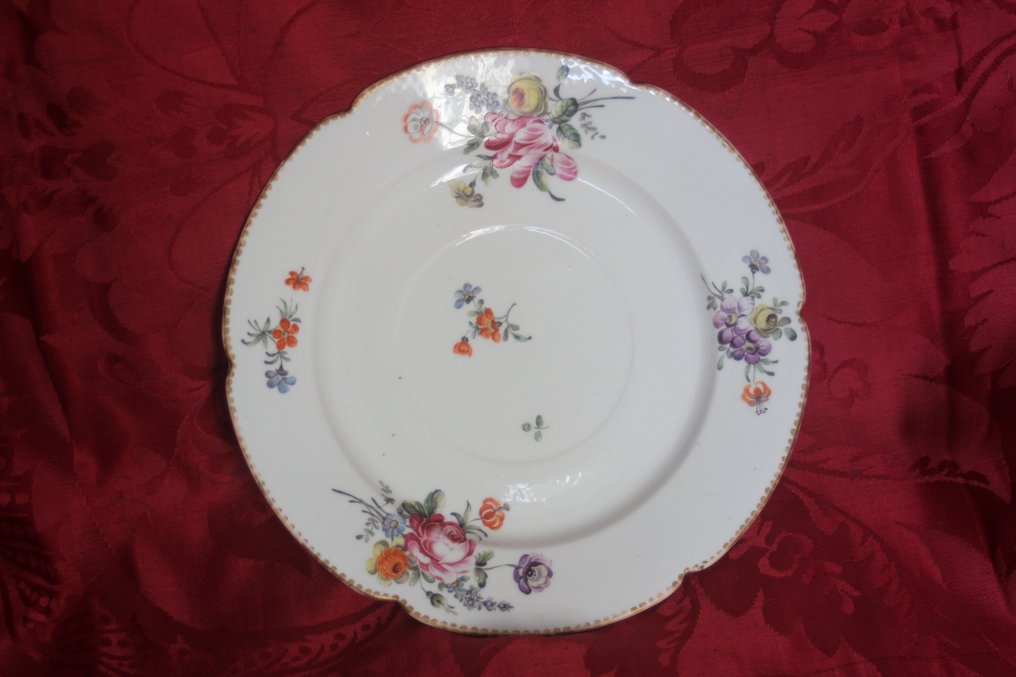 Assiette en porcelaine à décor de fleurs et bordure d’or, Boissette vers 1778 - Tallerken - Porcelæn #1.1