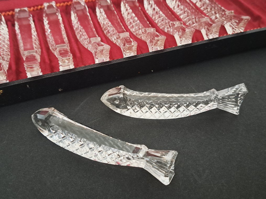 Veitsenpidike (12) - Unieke Art Deco kristallen messenleggers in de vorm v/e vis, in originele etui - Kristalli #2.2