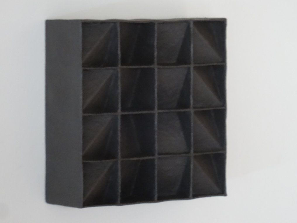 Hans Meeuwsen - 2024 49   zwart minimalistisch wandrelief #2.2