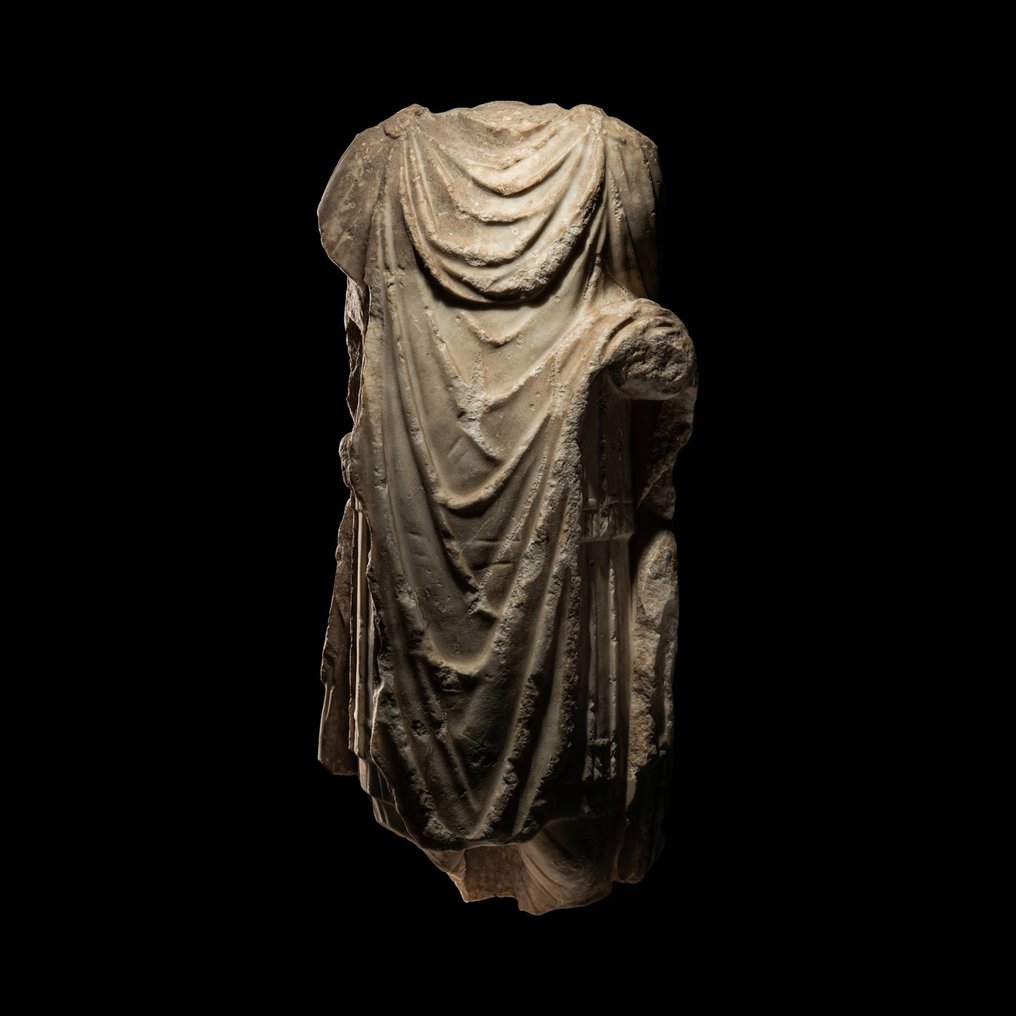 Oud-Romeins Marmer Torso van een soldaat met Chlamys. 2e eeuw na Christus. Hoogte 71,2 cm. Gepubliceerd. Spaanse #1.1