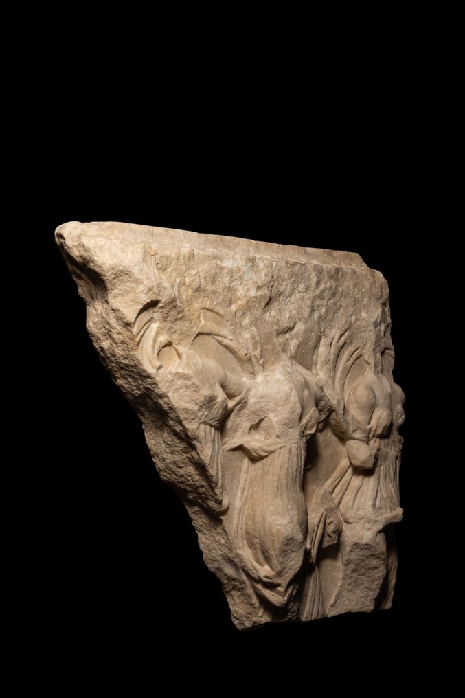 Romerska antiken Marmor Sarkofagfragment med kung Lycomedes döttrar. 1:a århundradet f.Kr.- 1:a århundradet e.Kr. 74 cm. #2.1