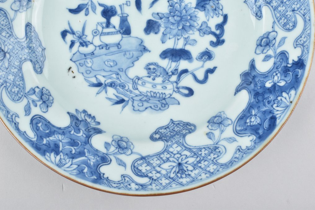 Bord - A PAIR OF CHINESE BLUE AND WHITE PLATES DECORATED WITH ANTIQUES, FLOWERS AND RUYI - Porselein #2.1