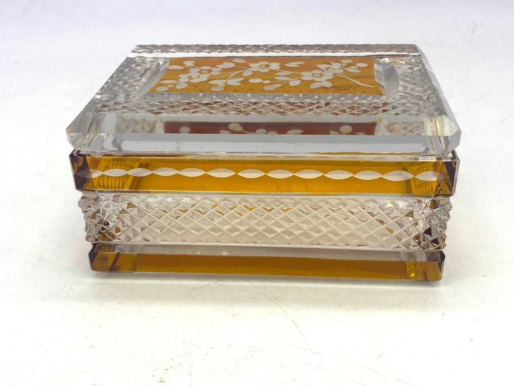 Jewellery box - Finely crafted glass jewelery box / casket with gold-coloured decoration (weight 1,033 #3.2