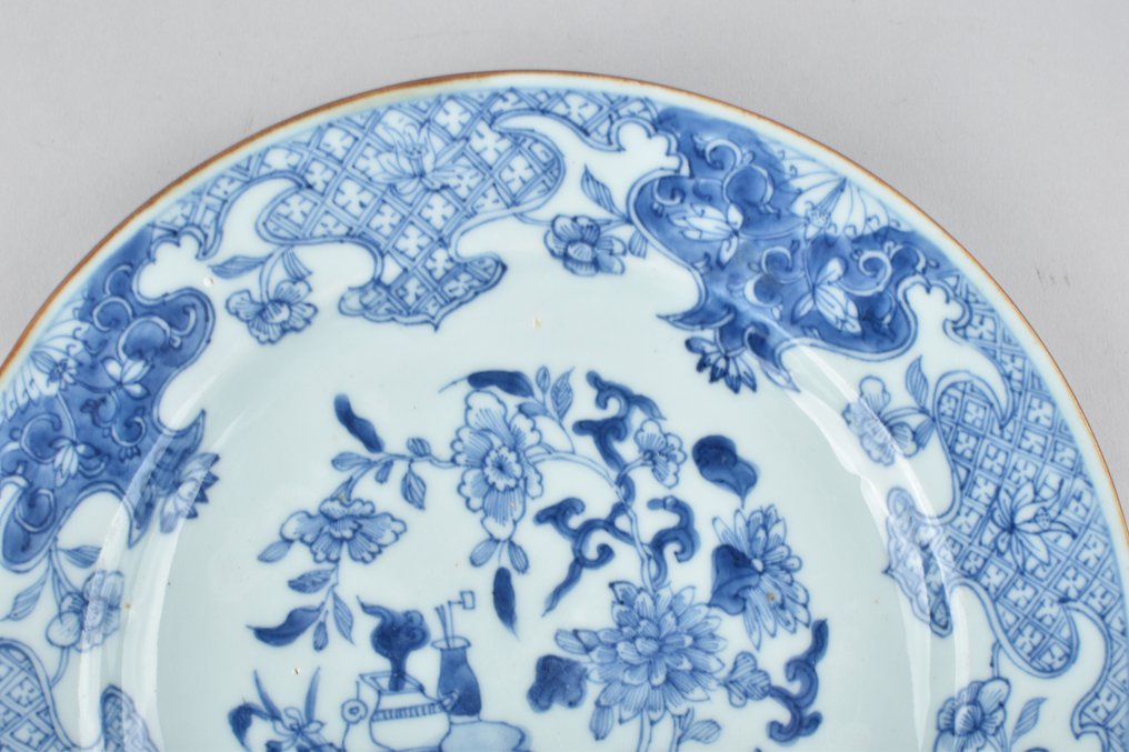Bord - A PAIR OF CHINESE BLUE AND WHITE PLATES DECORATED WITH ANTIQUES, FLOWERS AND RUYI - Porselein #1.3