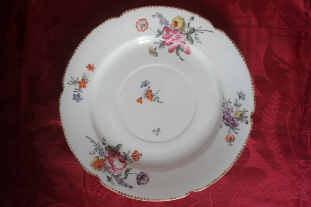 Assiette en porcelaine à décor de fleurs et bordure d’or, Boissette vers 1778 - 盘子 - 瓷 #2.1