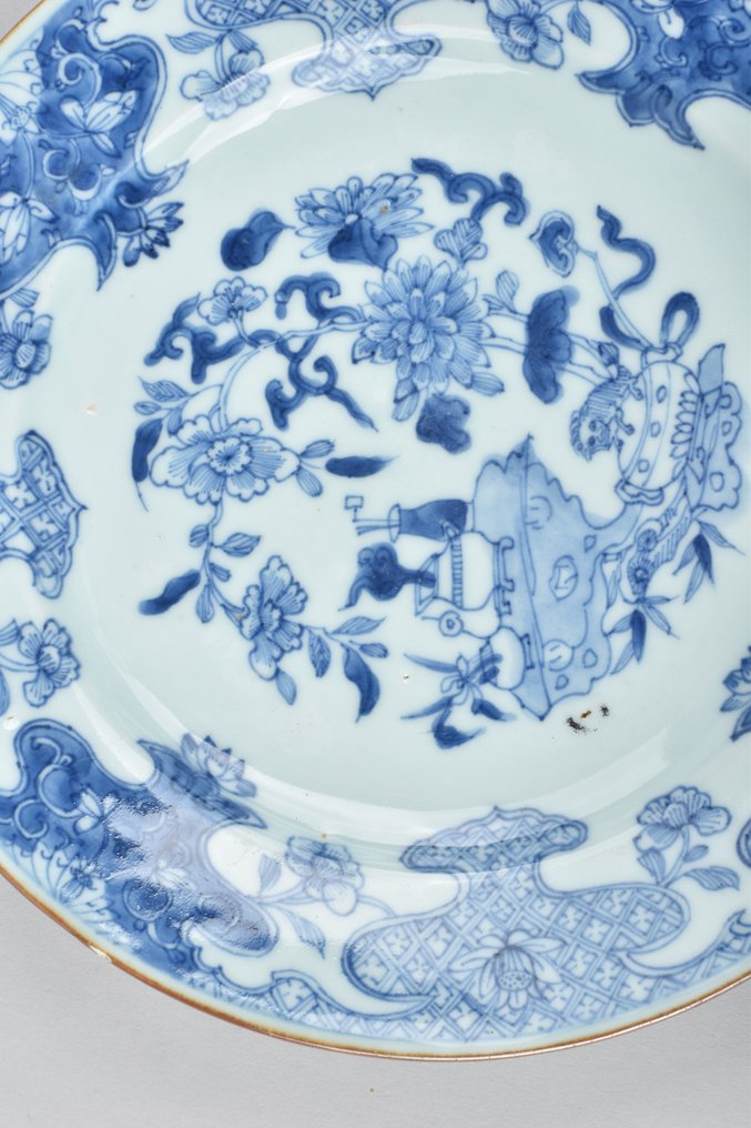 Bord - A PAIR OF CHINESE BLUE AND WHITE PLATES DECORATED WITH ANTIQUES, FLOWERS AND RUYI - Porselein #3.2
