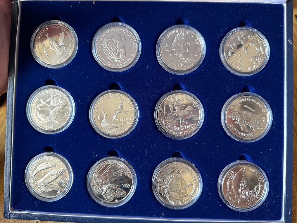 Världen. Cofanetto "WWF International Coin Collection" (12 monete) #2.1
