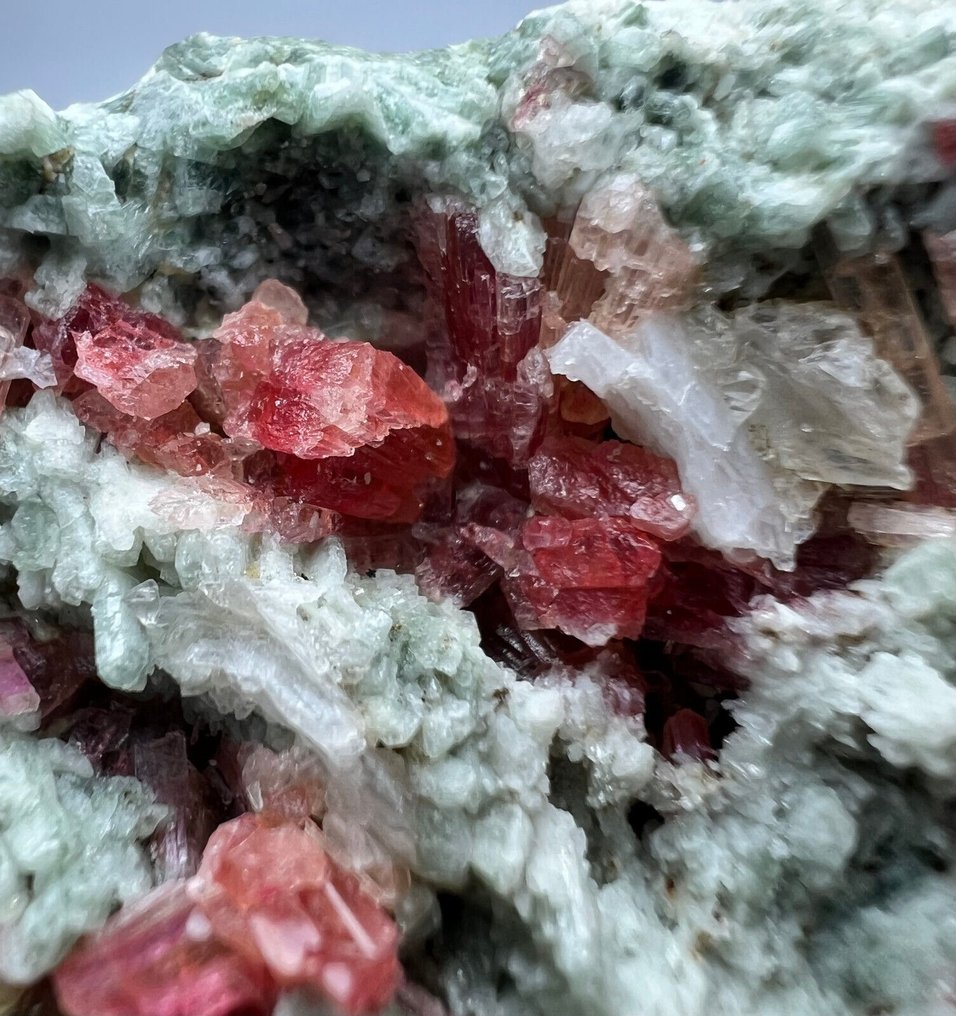 Zeldzaam clinozoisietkristal op matrix uit Badakshan, Afghanistan Exemplaar- 400 g - (1) #1.2