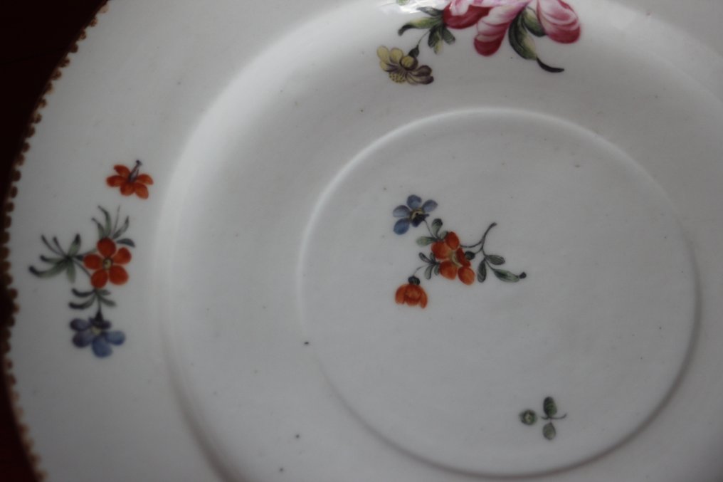 Assiette en porcelaine à décor de fleurs et bordure d’or, Boissette vers 1778 - Bord - Porselein #3.2