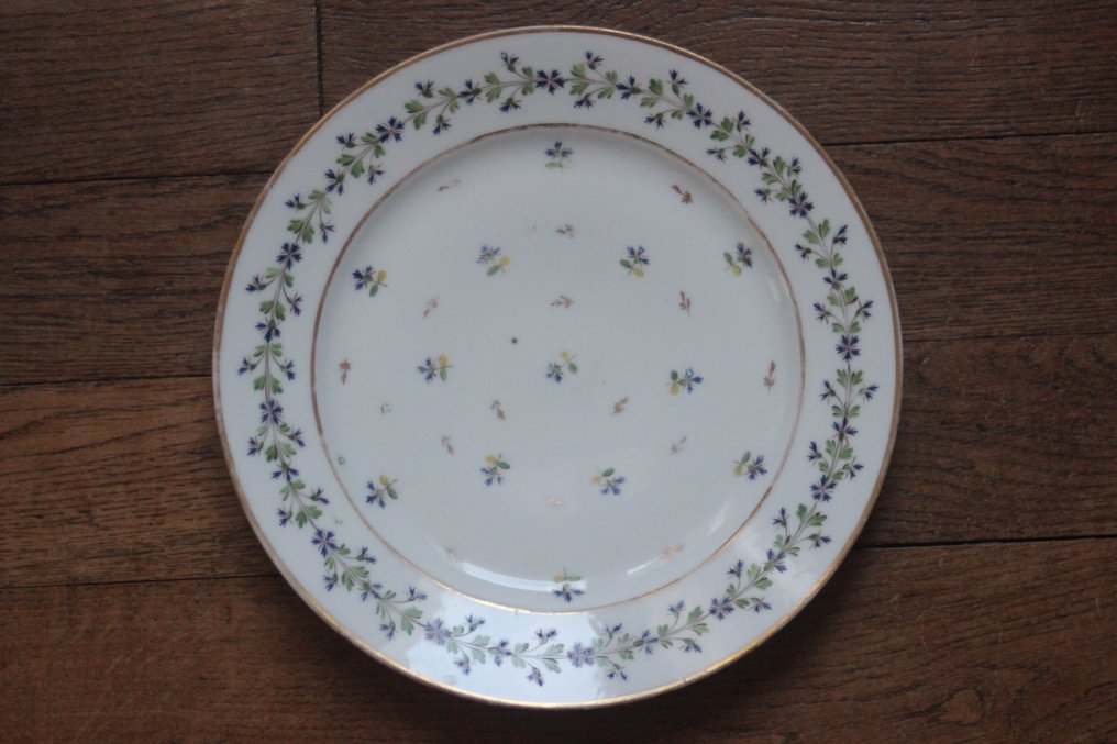 2 assiettes en porcelaine de Paris - XVIIIe - guirlande, barbeaux et or - 盤子 (2) - 瓷器 #1.1