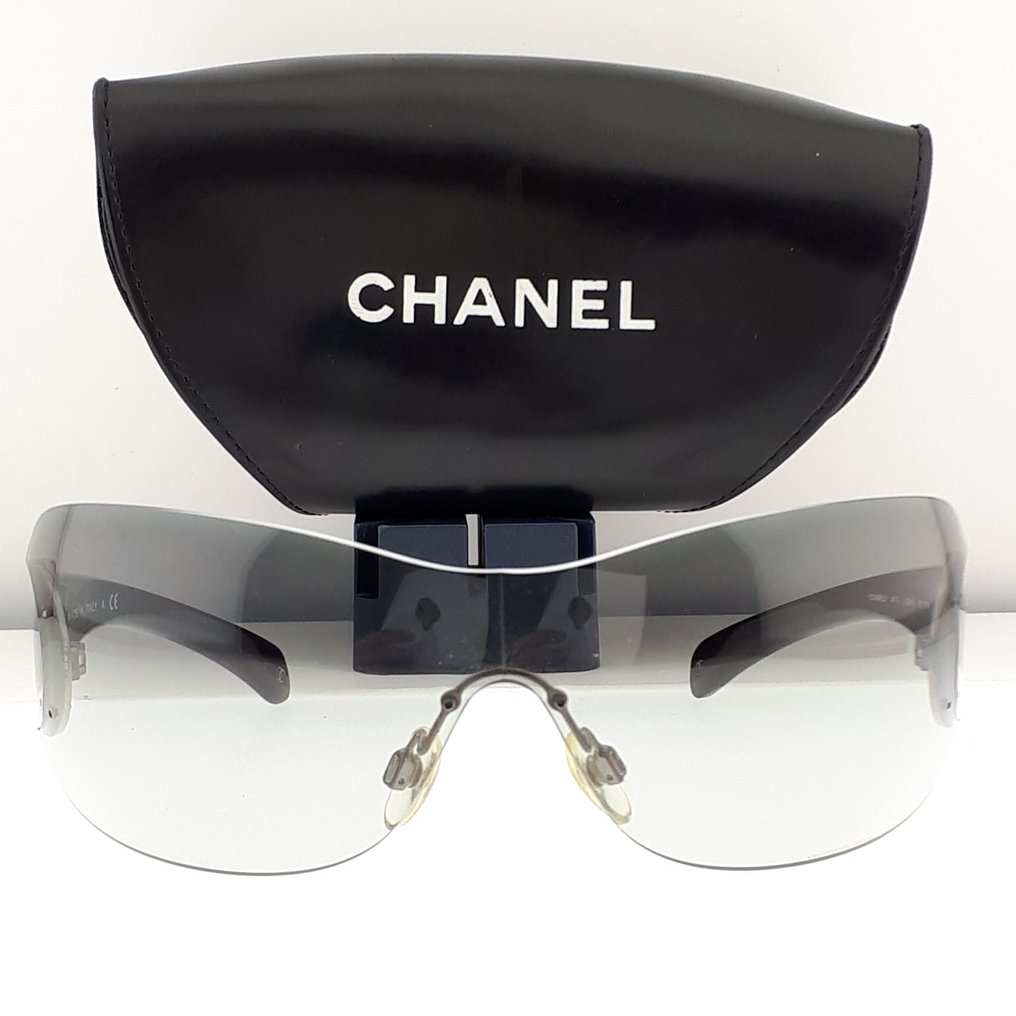 Chanel - Shield Rimless and Black Temples with Chanel Logo Details - Gafas de sol #1.2