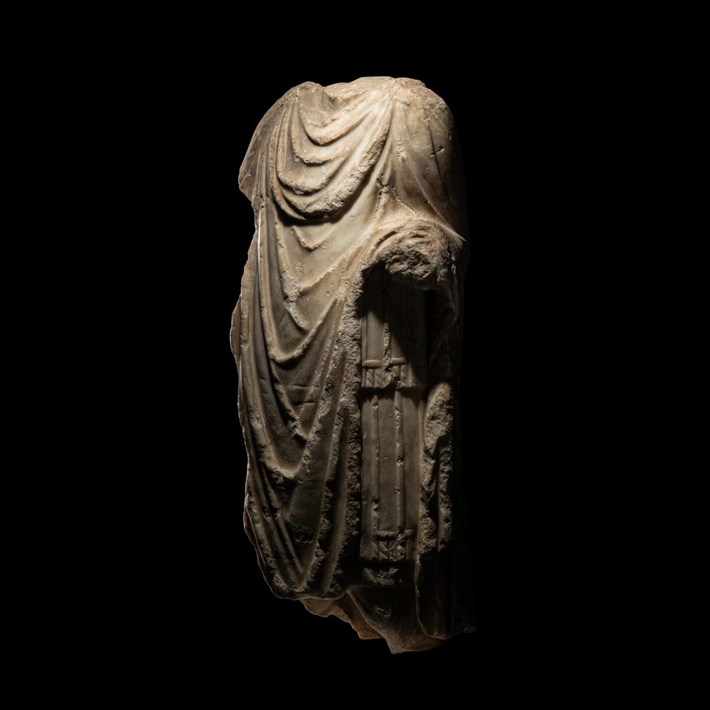 Romerska antiken Marmor Torso av en soldat med Chlamys. 2:a århundradet e.Kr. Höjd 71,2 cm. Publicerad. Spansk exportlicens. #1.2