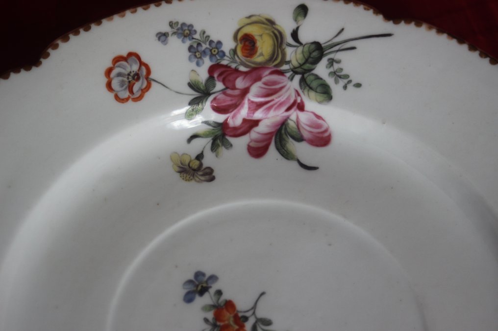 Assiette en porcelaine à décor de fleurs et bordure d’or, Boissette vers 1778 - Piatto piano - Porcellana #2.2