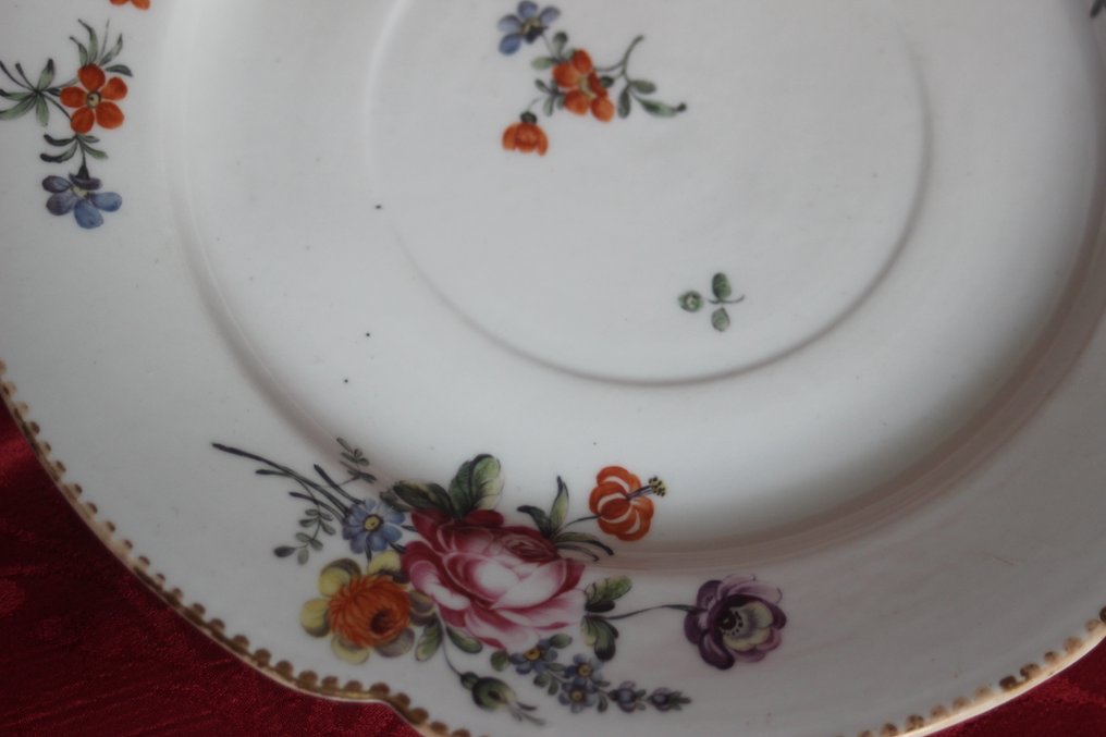 Assiette en porcelaine à décor de fleurs et bordure d’or, Boissette vers 1778 - Plate - Porcelain #3.1