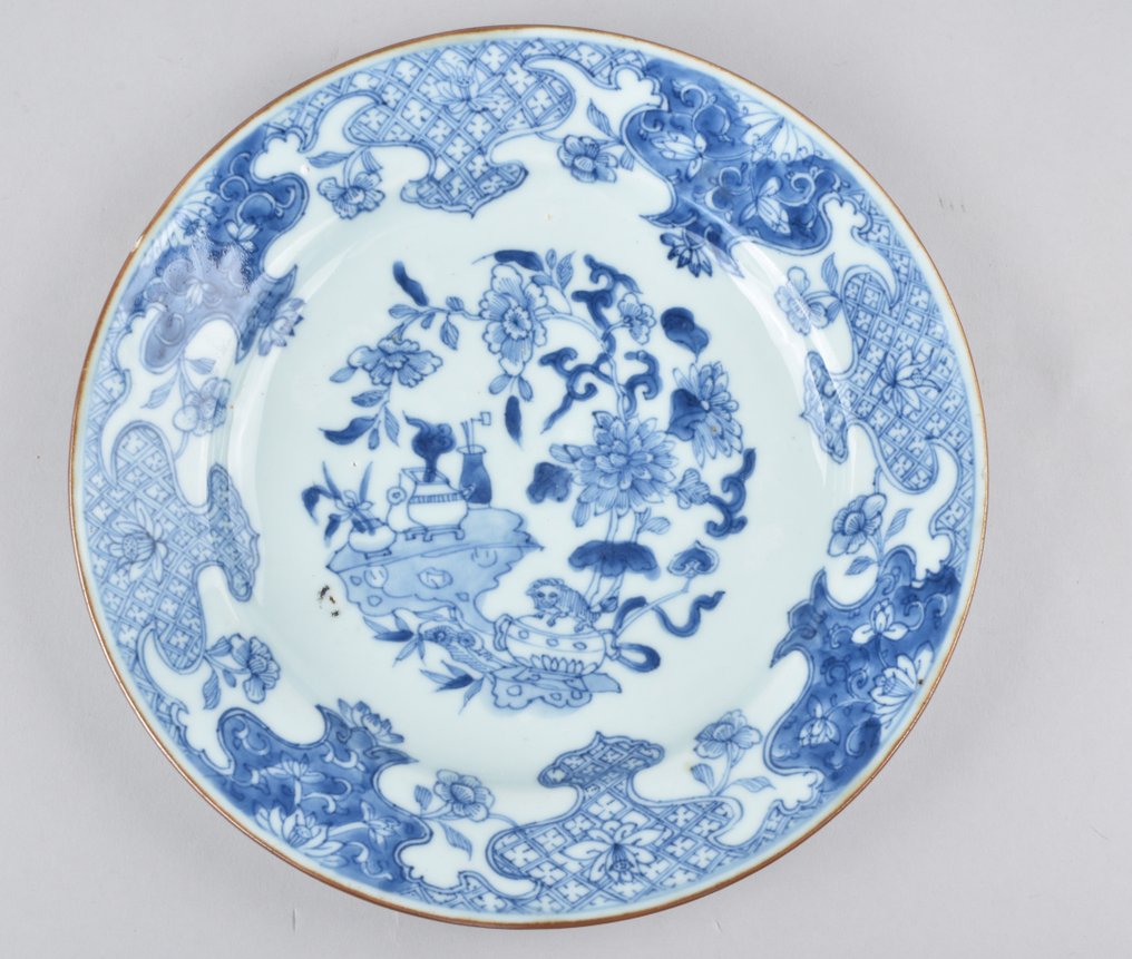 Assiette - A PAIR OF CHINESE BLUE AND WHITE PLATES DECORATED WITH ANTIQUES, FLOWERS AND RUYI - Porcelaine #1.2