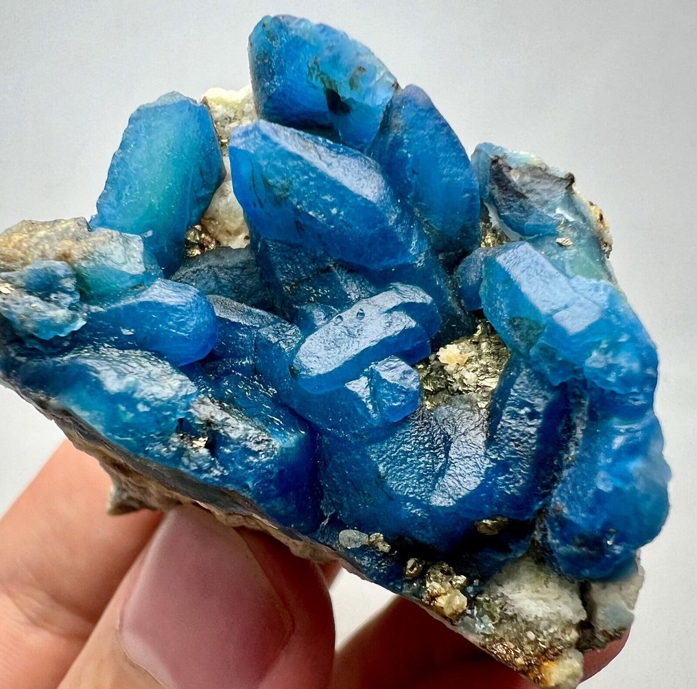 fluoreszierendes vollabgeschlossenes Oberteil blau afghanischer Kristalle Bündel aus Afghanistan Exemplar- 101 g - (1) #1.1
