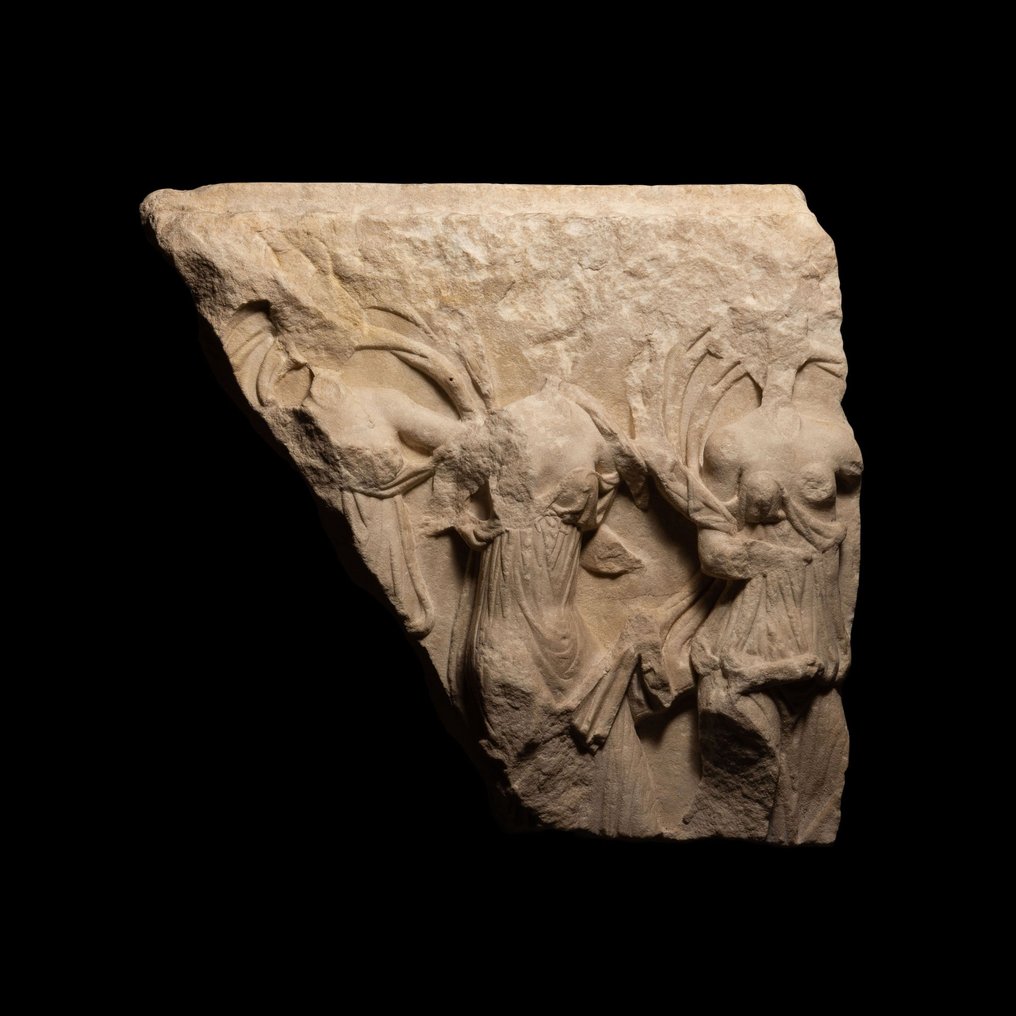 Romerska antiken Marmor Sarkofagfragment med kung Lycomedes döttrar. 1:a århundradet f.Kr.- 1:a århundradet e.Kr. 74 cm. #1.1