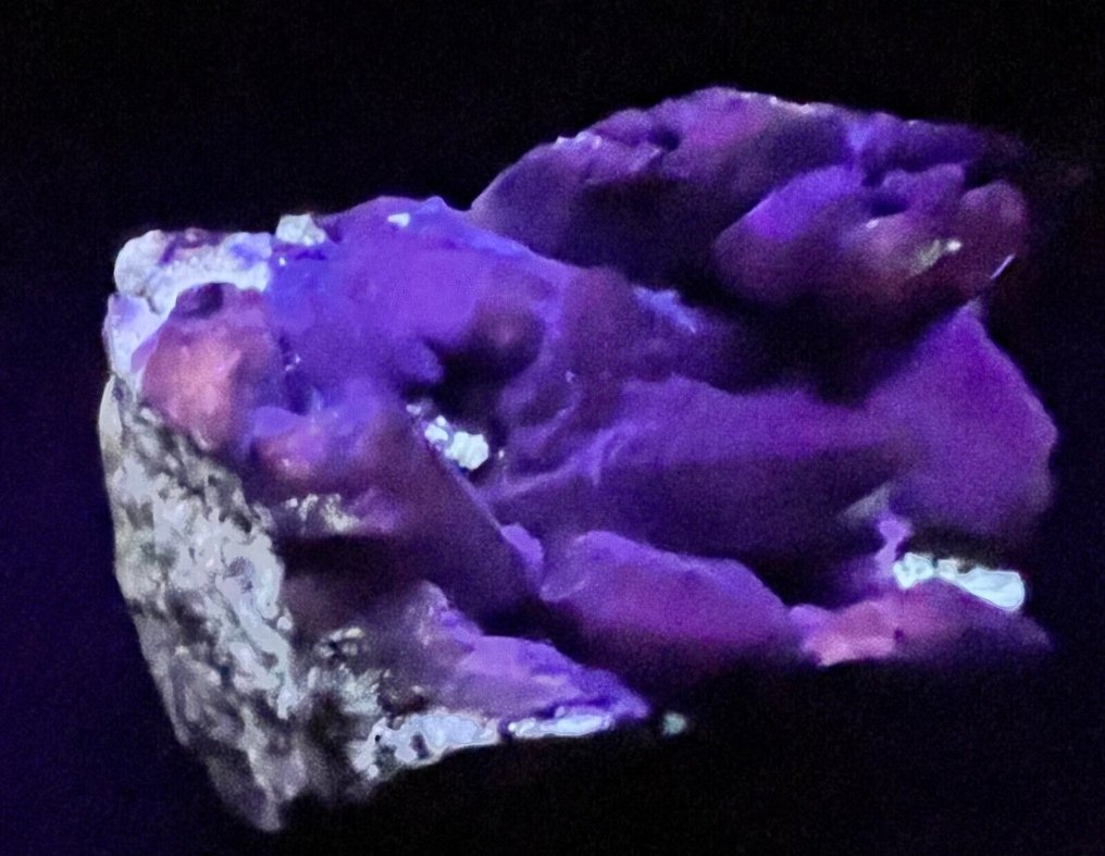 fluoreszierendes vollabgeschlossenes Oberteil blau afghanischer Kristalle Bündel aus Afghanistan Exemplar- 101 g - (1) #2.2