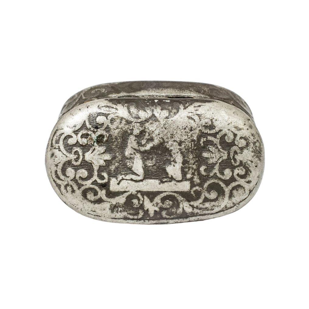 18th century oval rounded pewter snuff box engraved with scrolls and figures - Snuseske - Tinn #1.1