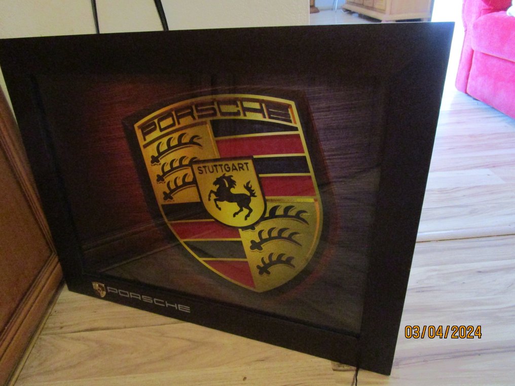 Peça de carro - Porsche, Art Design backlit picture. Logo emerging from nature = Title [Sunk in Mahogany]. Illuminated - prototype - Depois de 2000 #3.2