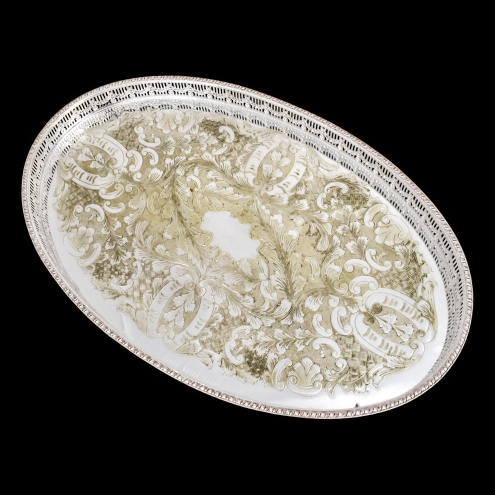 Oval gallery serving tray chased with scrolls and foliage - Viners of Sheffield - Tavă - Placat cu argint #1.1