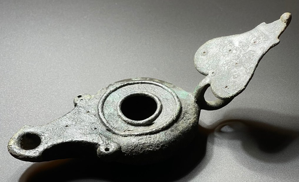 Romersk antikk Bronse Eksepsjonelt godt bevart oljelampe med svært elegant bladformet håndtak. Med en østerriksk eksport #1.1