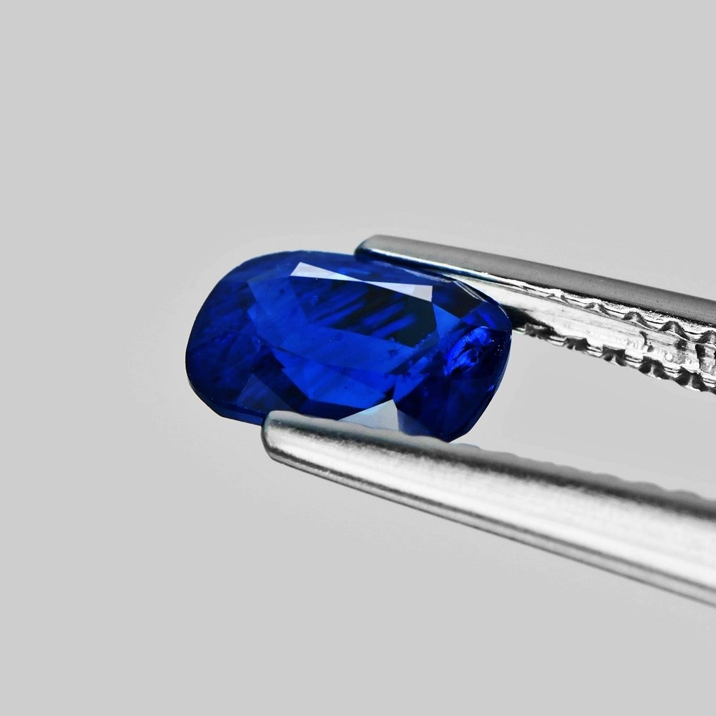Blue Sapphire  - 0.96 ct - International Gemological Institute (IGI) #2.1