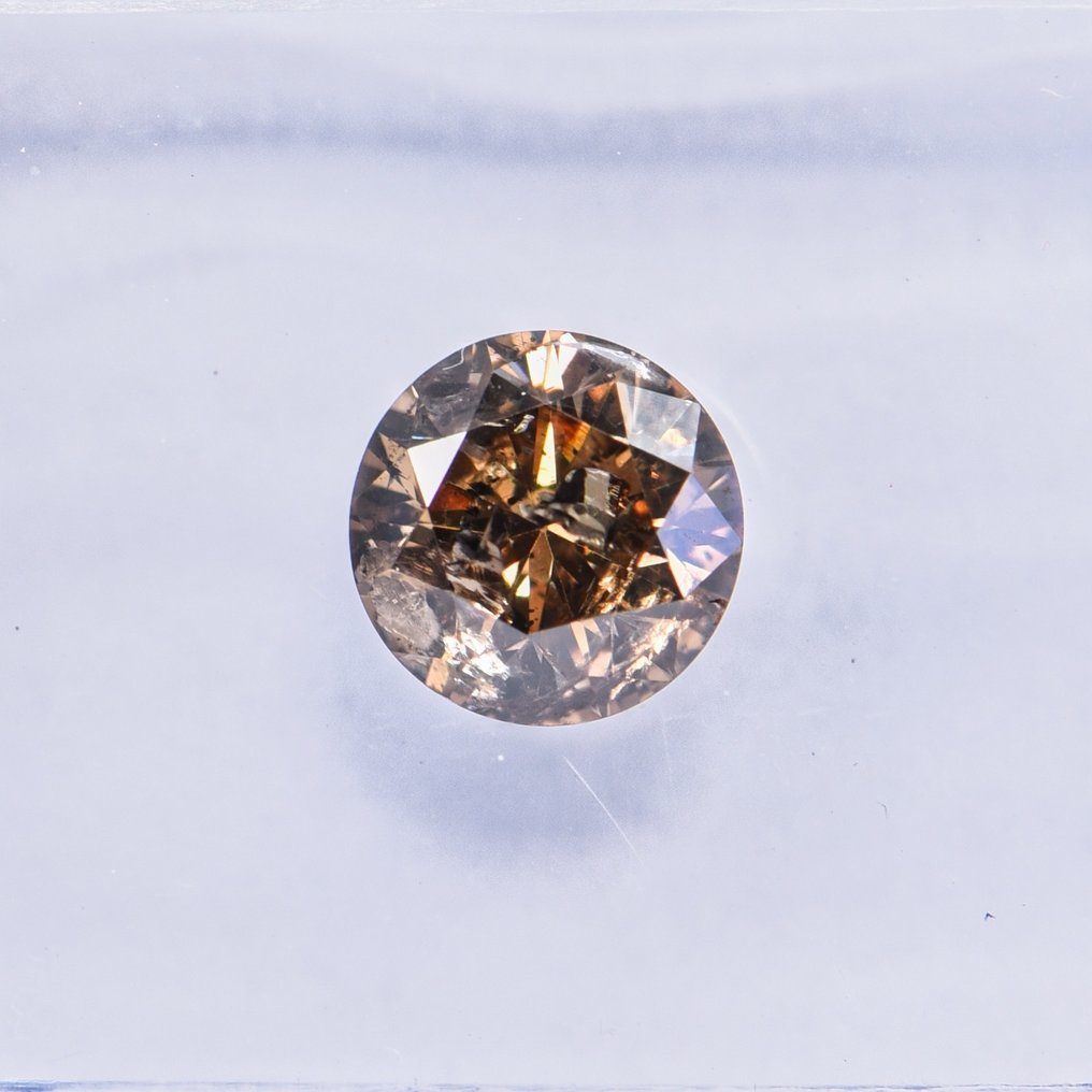 Ingen mindstepris - 1 pcs Diamant  (Naturfarvet)  - 0.66 ct - Rund - Fancy deep Orange Brun - I1 - International Gemological Institute (IGI) #3.1