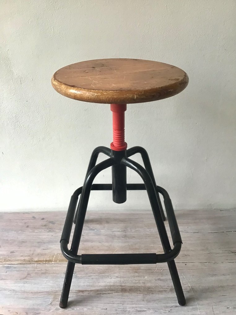 Krzesło - Stołek obrotowy z metalu w stylu vintage/industrialnym, lakierowany na czarno #1.1