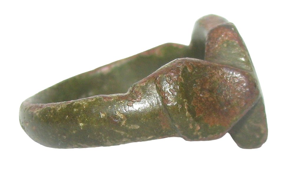 Medeltid Brons, medeltida intaglioring med infattning dekorerad med mystiskt djur, 900- till 1000-talen Ring  (Utan reservationspris) #3.2
