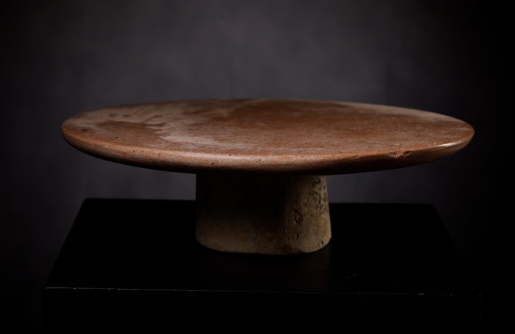 Ancient Egypt, Old Kingdom MASTERPIECE - Extremely rare offering table with small bowls in alabaster - 9 cm #2.1