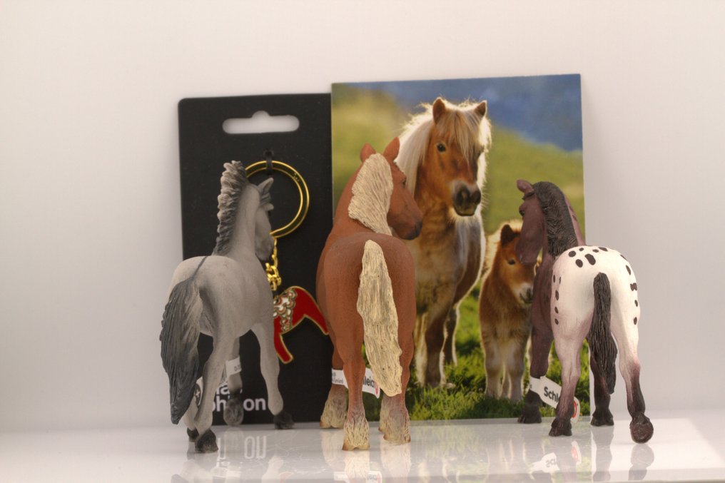 SCHLEICH - Figuur - Three horse figurines, stickers and keychain - Kunststoffen #3.1