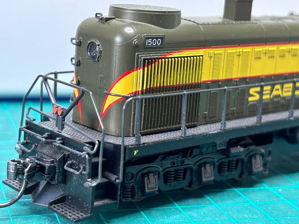 Kato H0 - 37-2604 - Locomotiva diesel (1) - ALCO RSC-2 - Seaboard #2.2