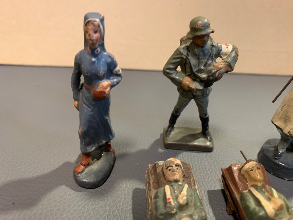 Unbekannt  - Spielzeugfigur German Soldat Fünfer Gruppe mit Krankenschwester und Tragen - 1930-1940 - Deutschland #2.1