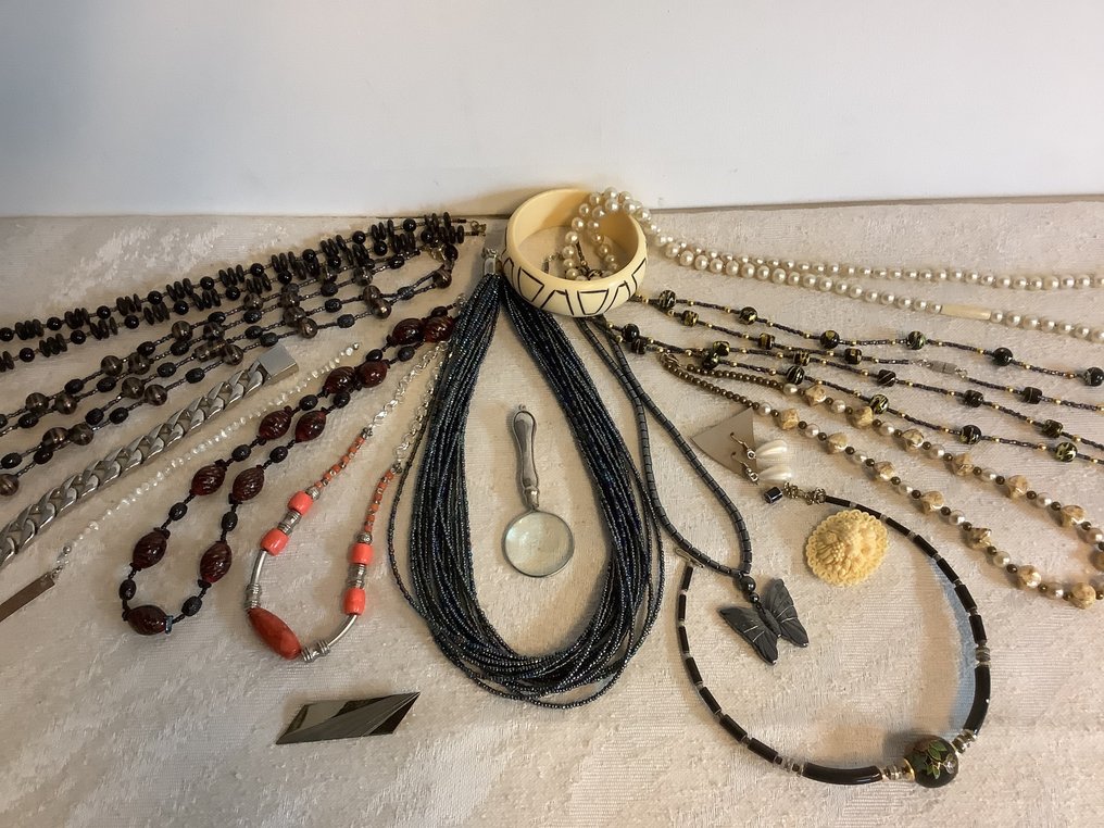 Colección temática - Colección de diversas joyas, broches, collares y pulseras en total 19 piezas. #1.1