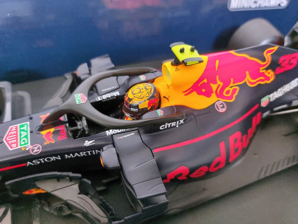Minichamps 1:18 - Modelracerbil - Aston Martin Red Bull Racing Tag Heuer RB14 - Verstappen #3.1